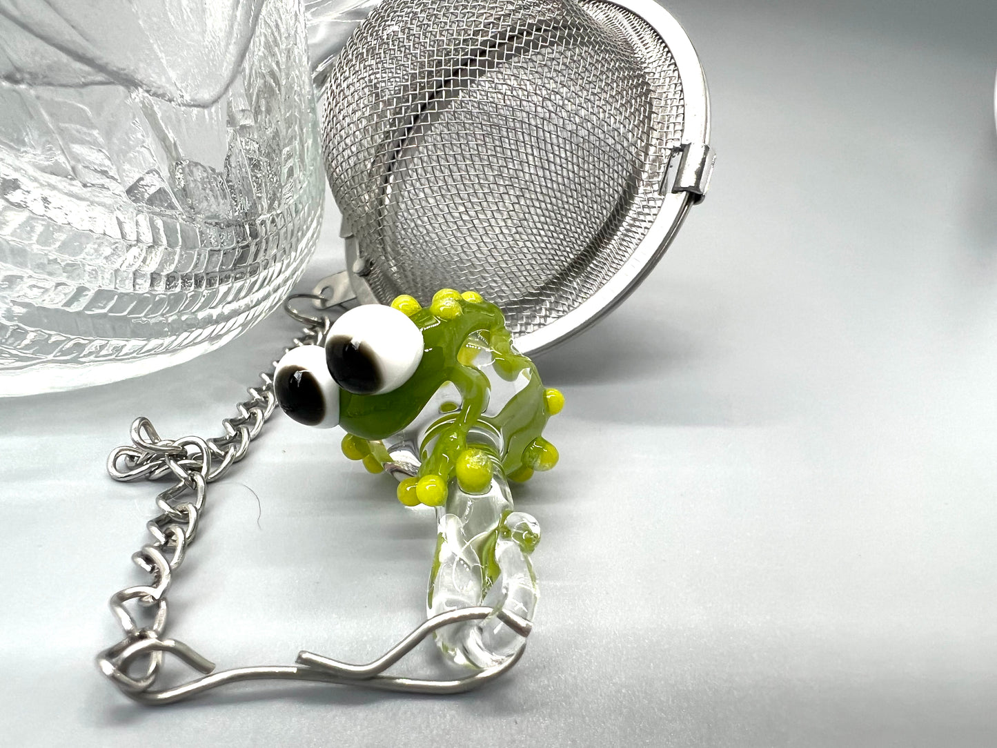 Frog Tea Steeper - Timber Green with Bright Green Toes