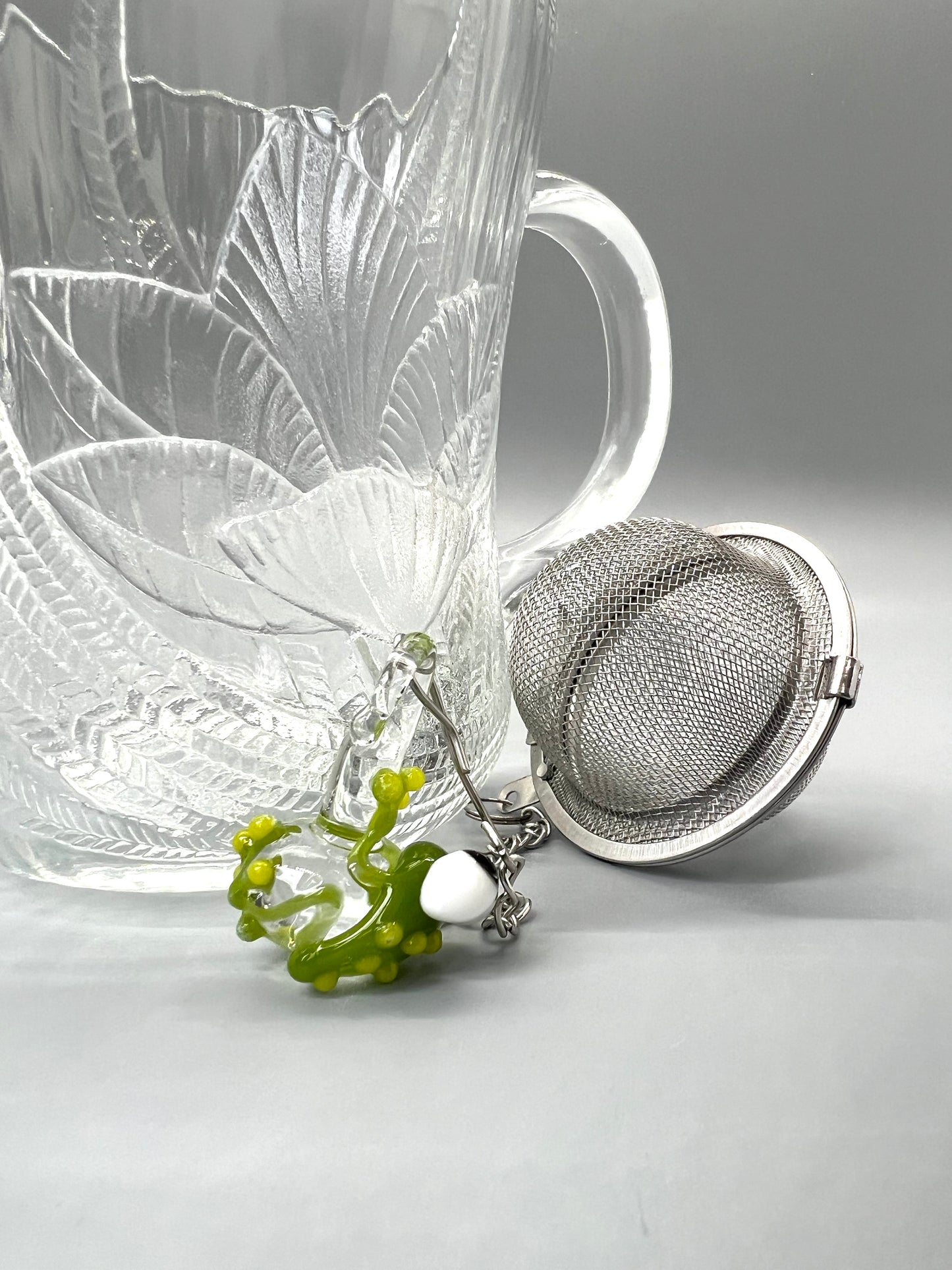 Frog Tea Steeper - Timber Green with Bright Green Toes